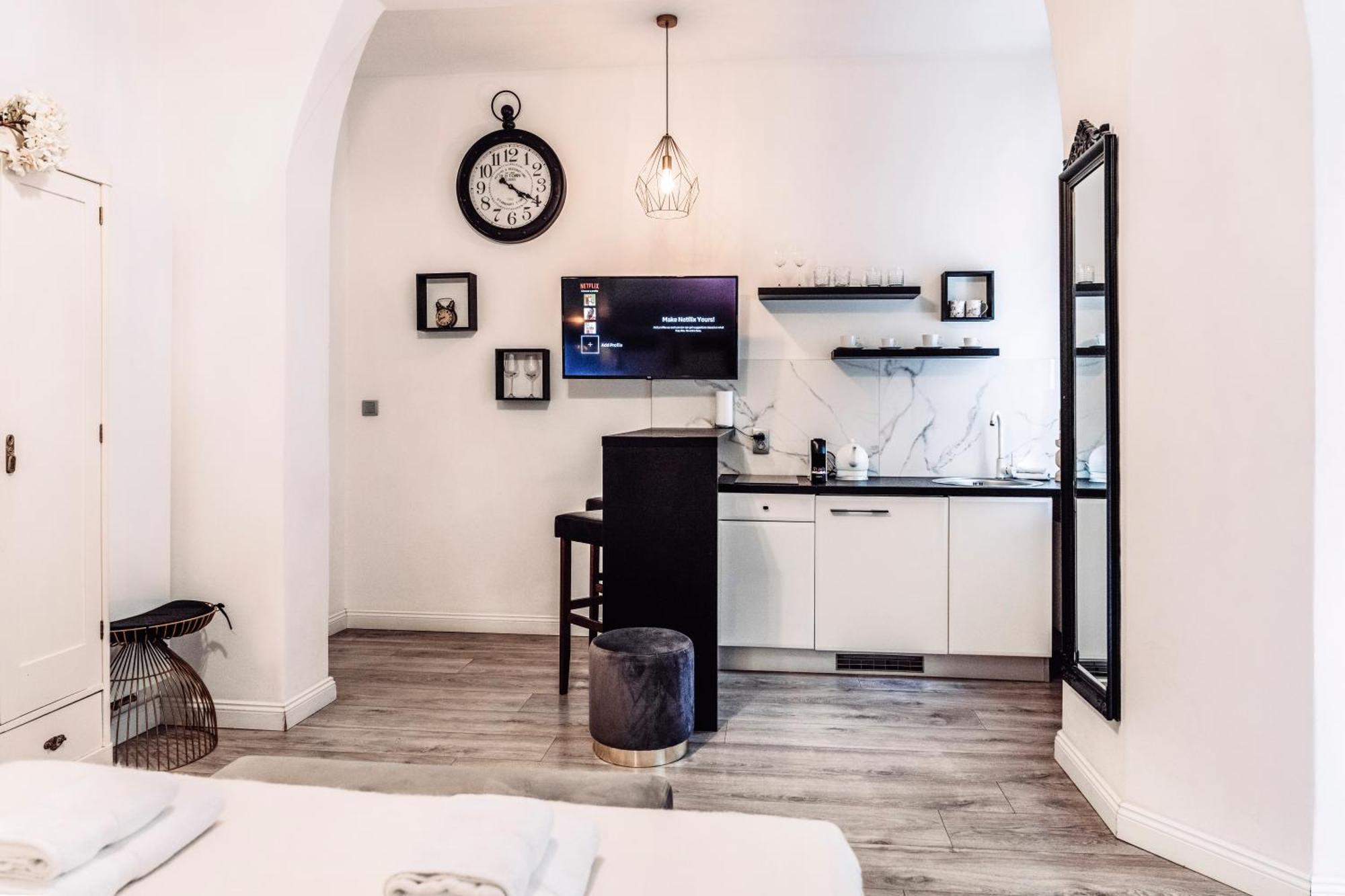 Wenceslas Square / Main Station - New Studio*****, Prague